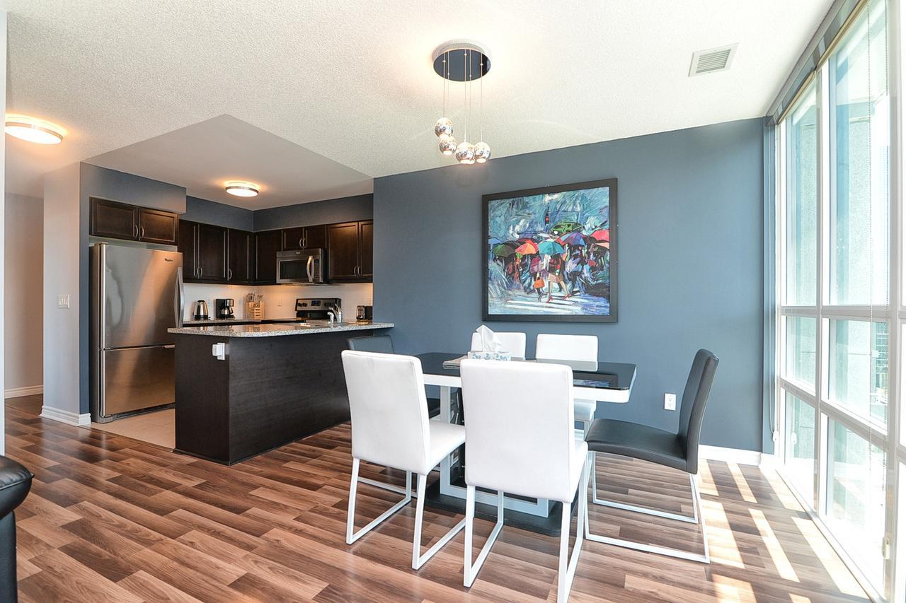 Napa Furnished Suites At Cn Tower & Maple Leaf Square Toronto Exterior photo